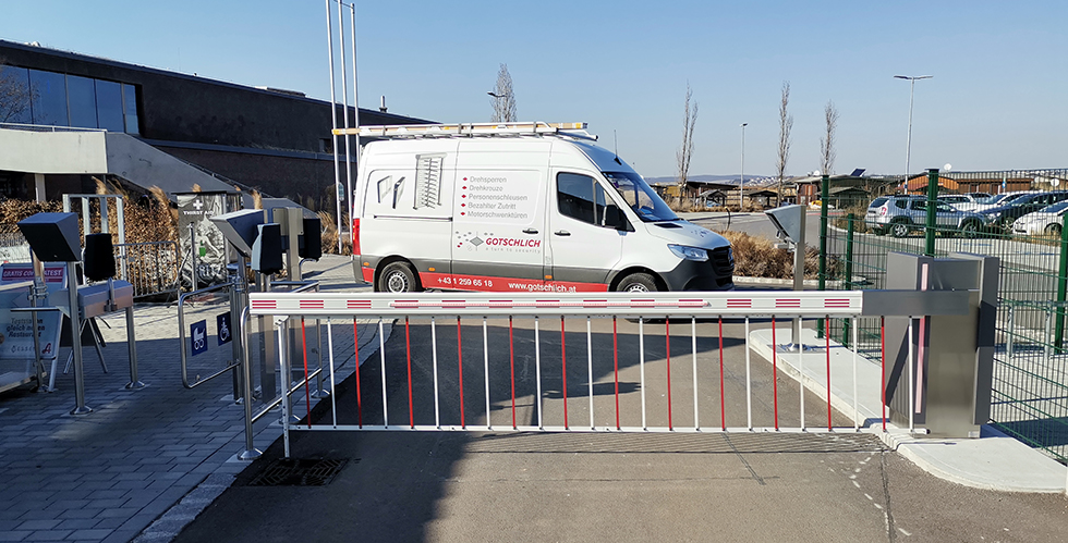 ASD-T 600 barrier with suspended grid, LED package barrier housing and LED bar lighting